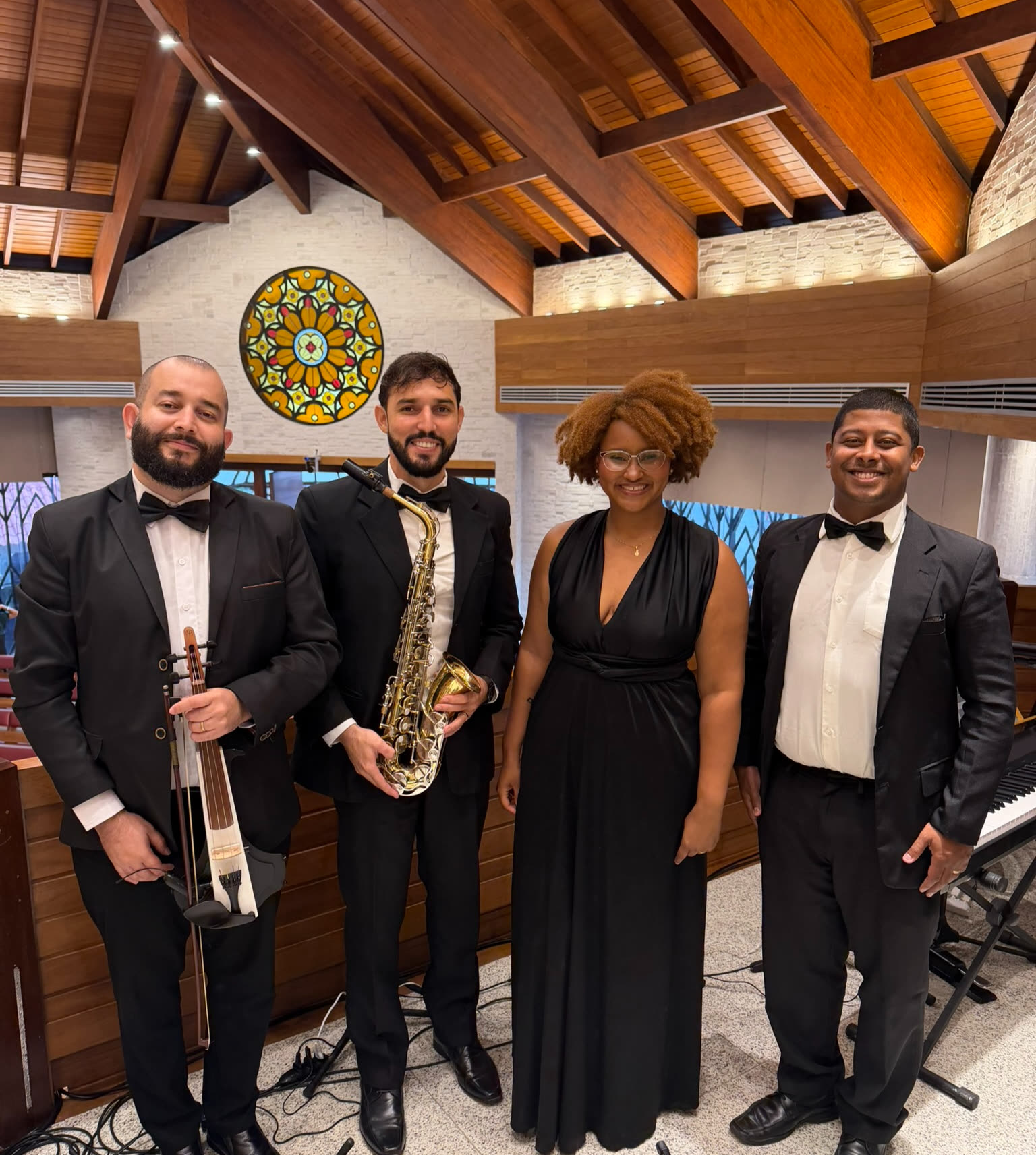 Formação de cerimônia na igreja com violinista, saxofonista, cantora e tecladista